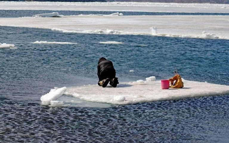Рыбака на отколовшейся льдине судном толкали к берегу