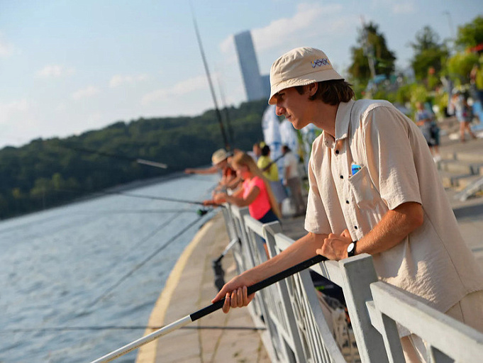 В центральном парке Москвы всех желающих учат рыбачить