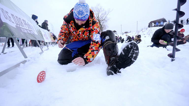 В Рязани прошел ежегодный зимний Рыбатлон, где рыбаки бок о бок с лыжниками соревновались за победу
