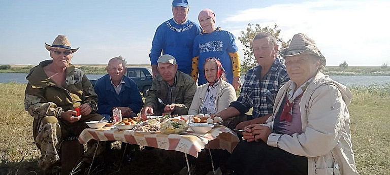 Волонтеры организовали рыбалку и пикник для пенсионеров