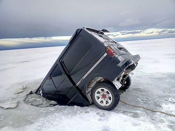 В Бурятии рыбаки провалились под лед вместе с машиной