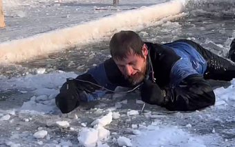 Журналисты прыгнули в ледяную полынью ради рыболовного эксперимента