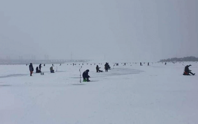 Более 300 человек вышли на рыбалку возле Чебоксарской ГЭС