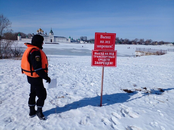 В Костроме рыбаков штрафуют за выход на лед в опасных местах