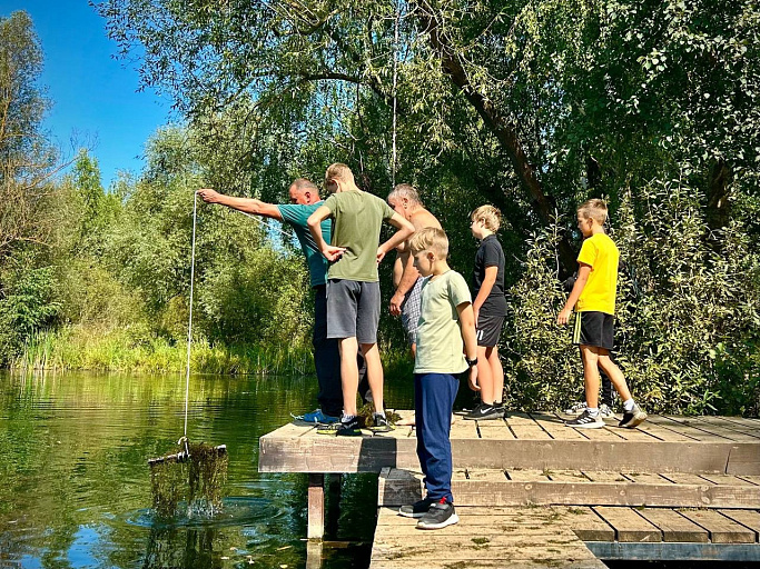 В Серпухове со дна озера достали горы водорослей и мусора