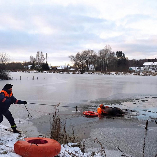 Тонкий лед - это не игрушки: В Удмуртии под лед провалились рыбаки