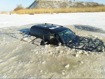 Несмотря на запреты рыболов выехал на лед на машине и утопил ее