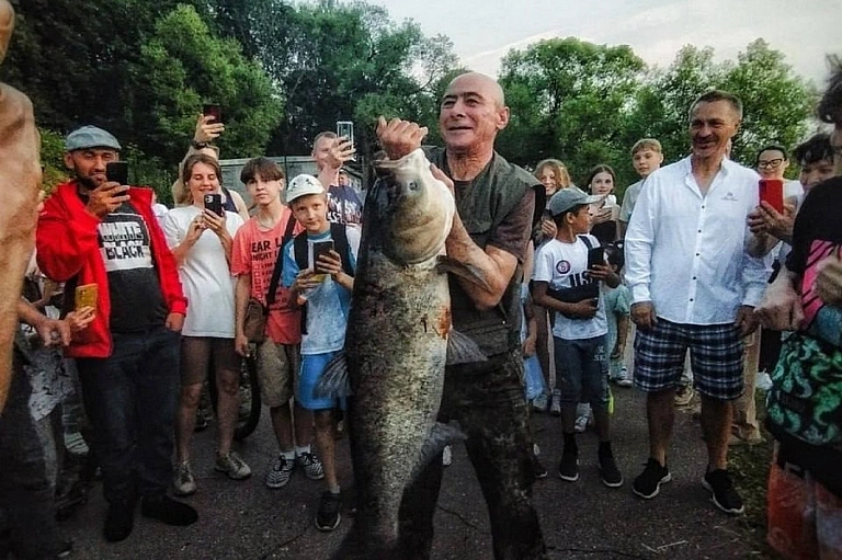 Рыбак поймал 30-ти килограммового толстолобика в Подмосковье