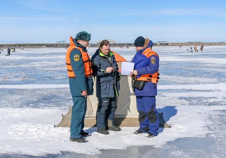 В Санкт-Петербурге штрафуют рыбаков-нарушителей запрета выхода на ледовое покрытие