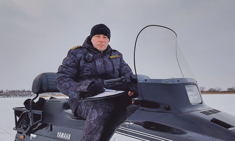 Инспектор рыбоохраны спас тонущих рыбаков в Псковской области