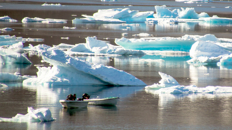 Башкирские рыбаки самоизолировались на льдине, но их нашли спасатели