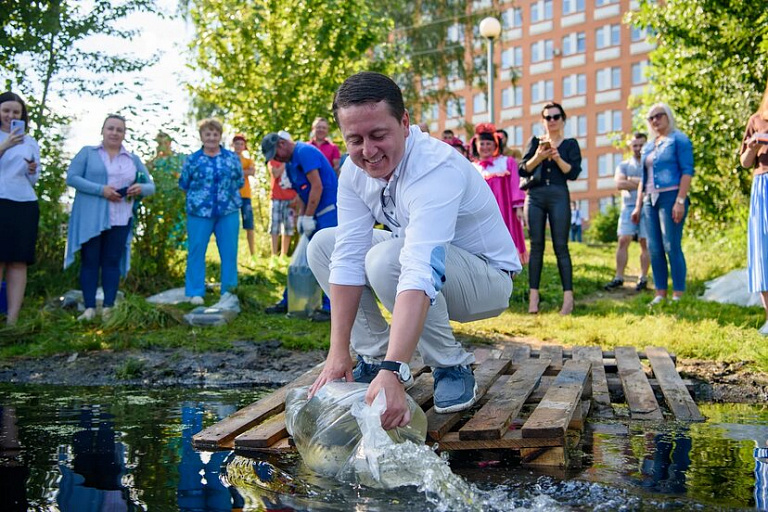Проект «Лето в Подмосковье» - в Саввинский пруд выпустили около 250 рыб 